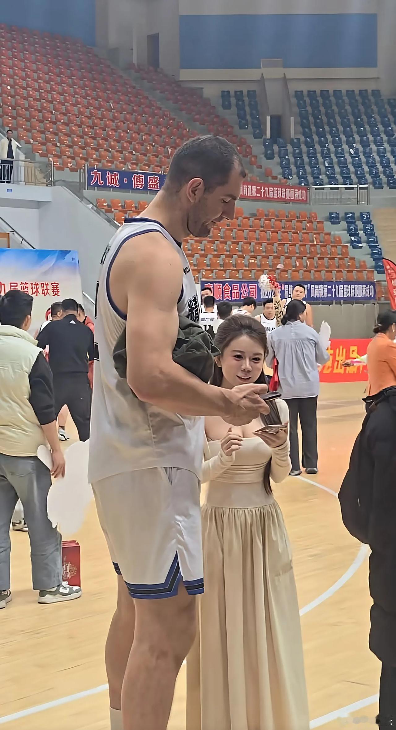 中国美女成功加到了外籍篮球运动员的微信好友，脸上露着微笑。 ​​​