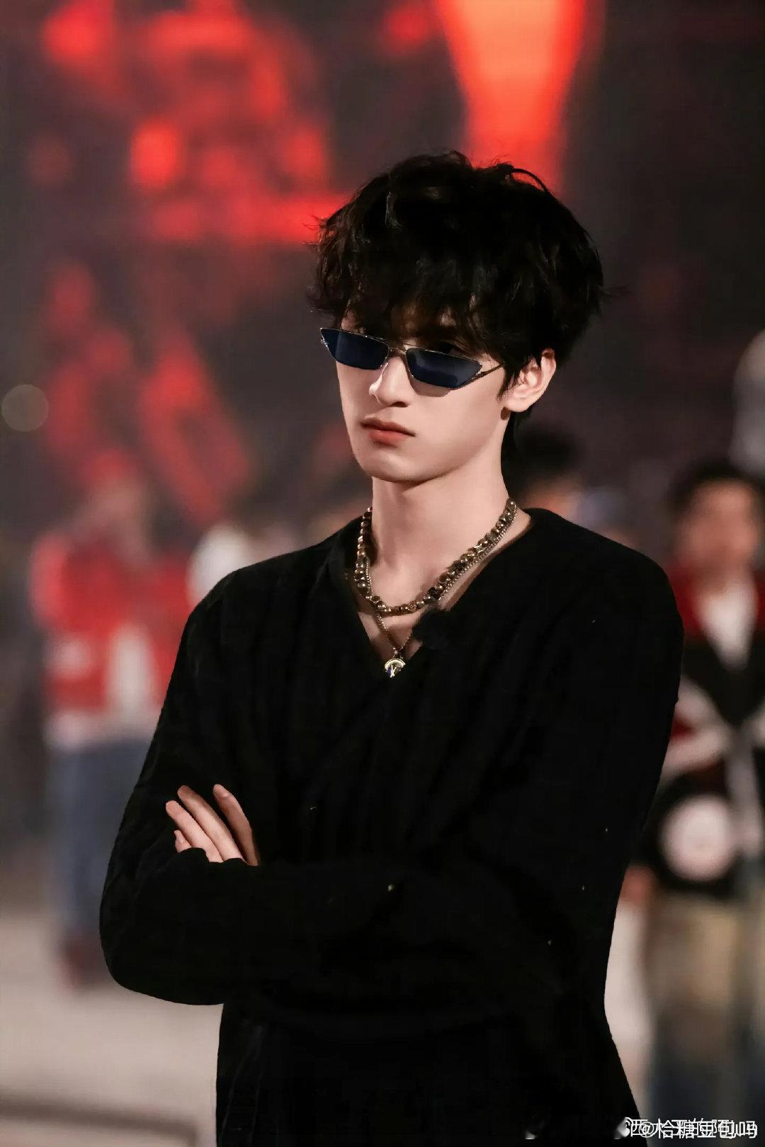 严浩翔0帧起跳新说唱2025 严浩翔真的是跳到停不下来，看到选手和他一起互动，感