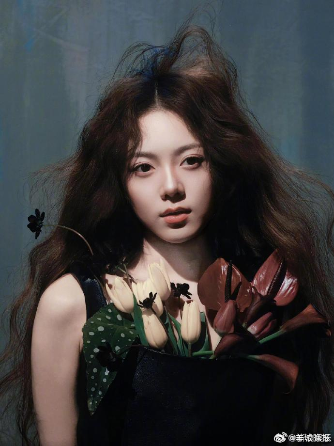 【女星洋娃娃卷发造型大赏，你最喜欢谁？】蓬松卷度交织甜美氛围，洋娃娃卷发永远是颜