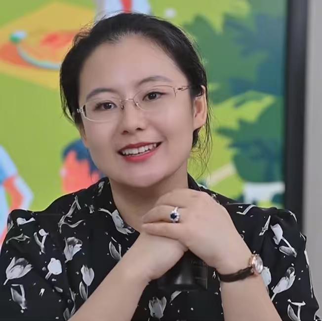 我好奇去查了一下蔡磊老婆段睿，不查不知道，一查吓一跳，原来，她根本不是普通的家庭