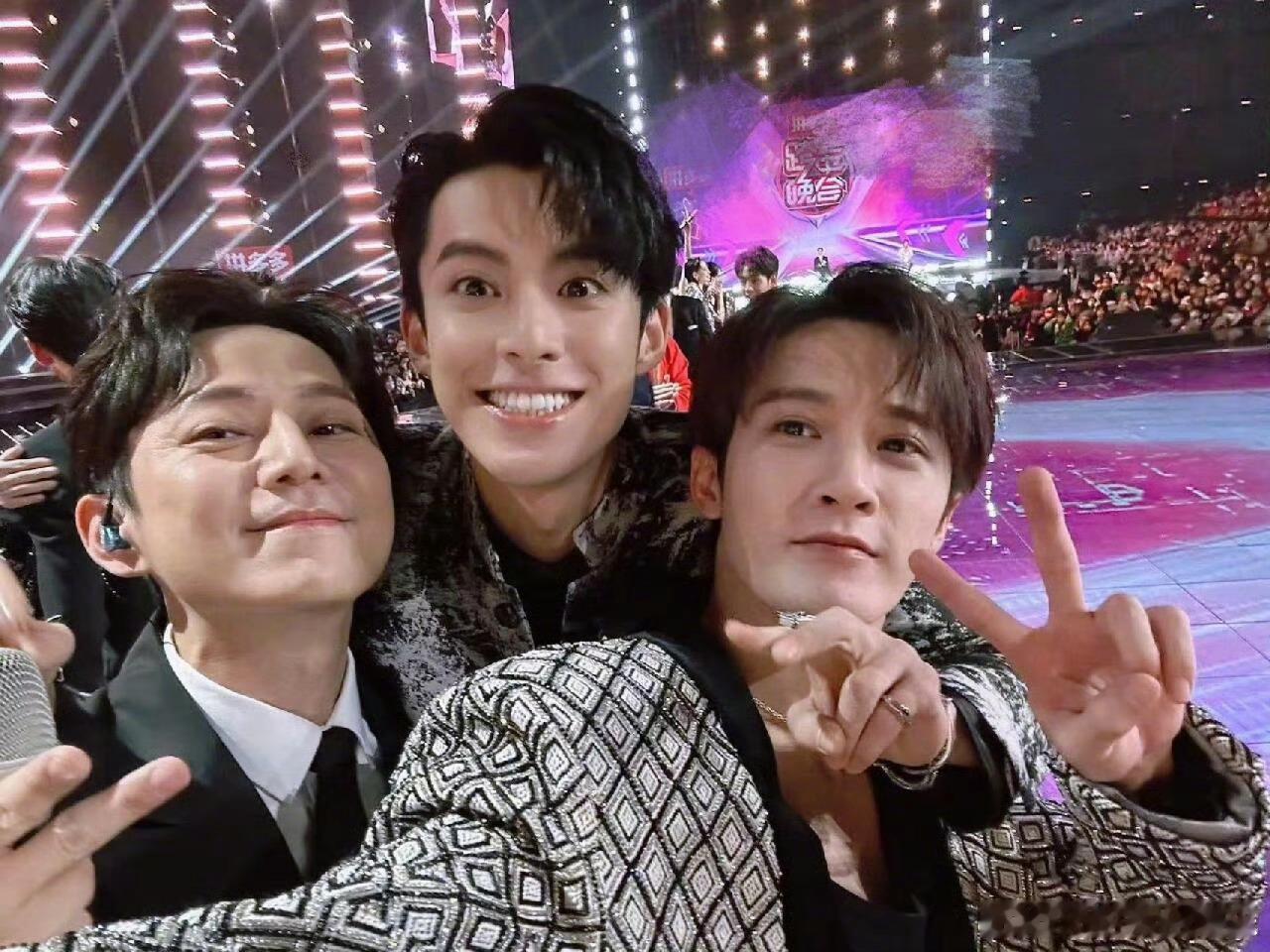 何老师跨年零点想拥抱的人湖南卫视跨年演唱会 是眼含泪光的肯定，是化解尴尬的默契，