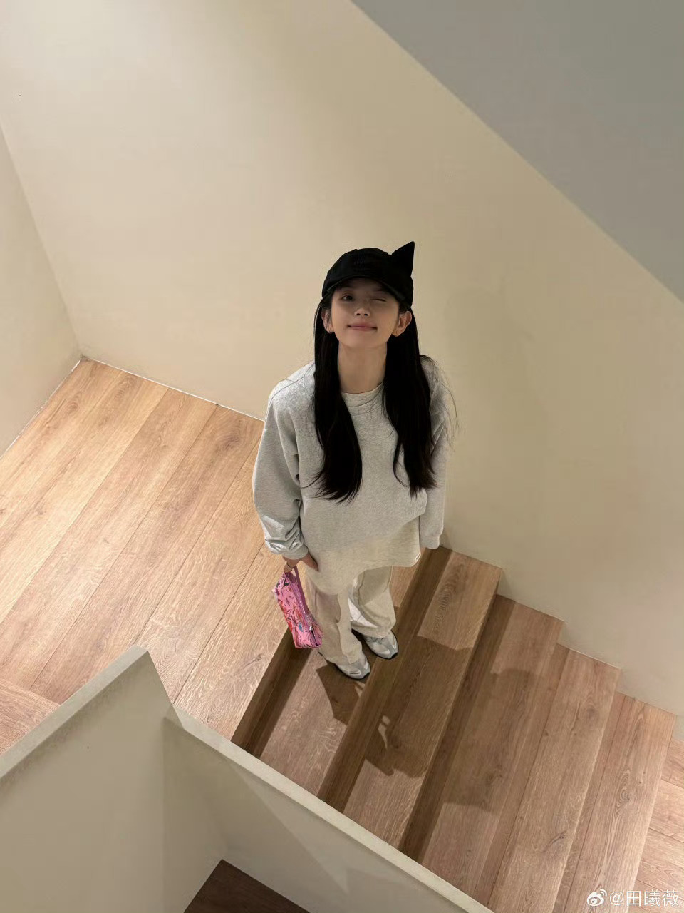 AI田曦薇带我吃鸡 真切感受到了满满的灵气，田曦薇状态自然又鲜活，俏皮的模样十分