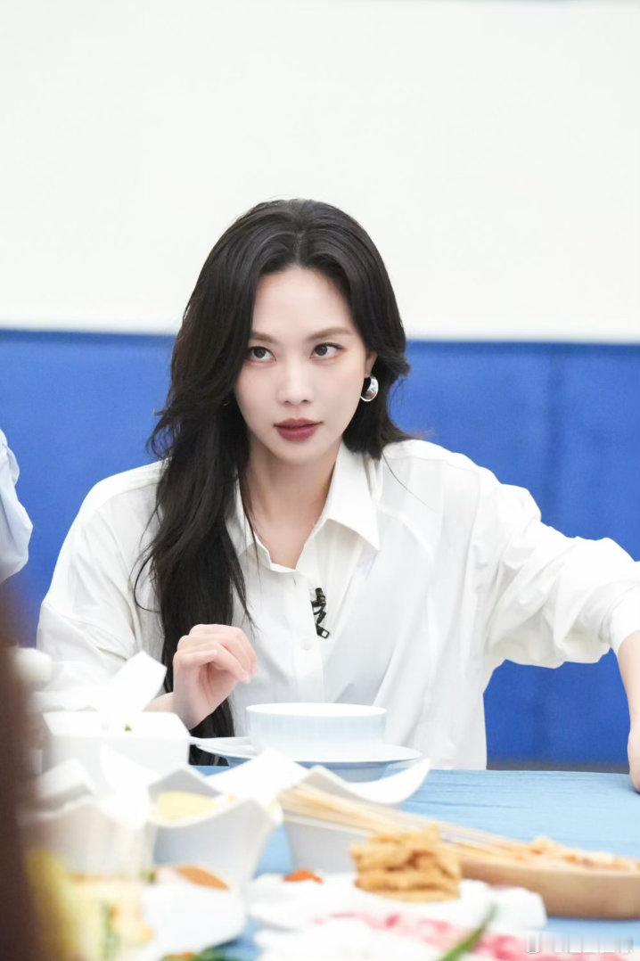 孟佳王霏霏带雷霆大勺上节目芒果美食新综艺路透 她俩吃东西的表情比任何测评都有说服