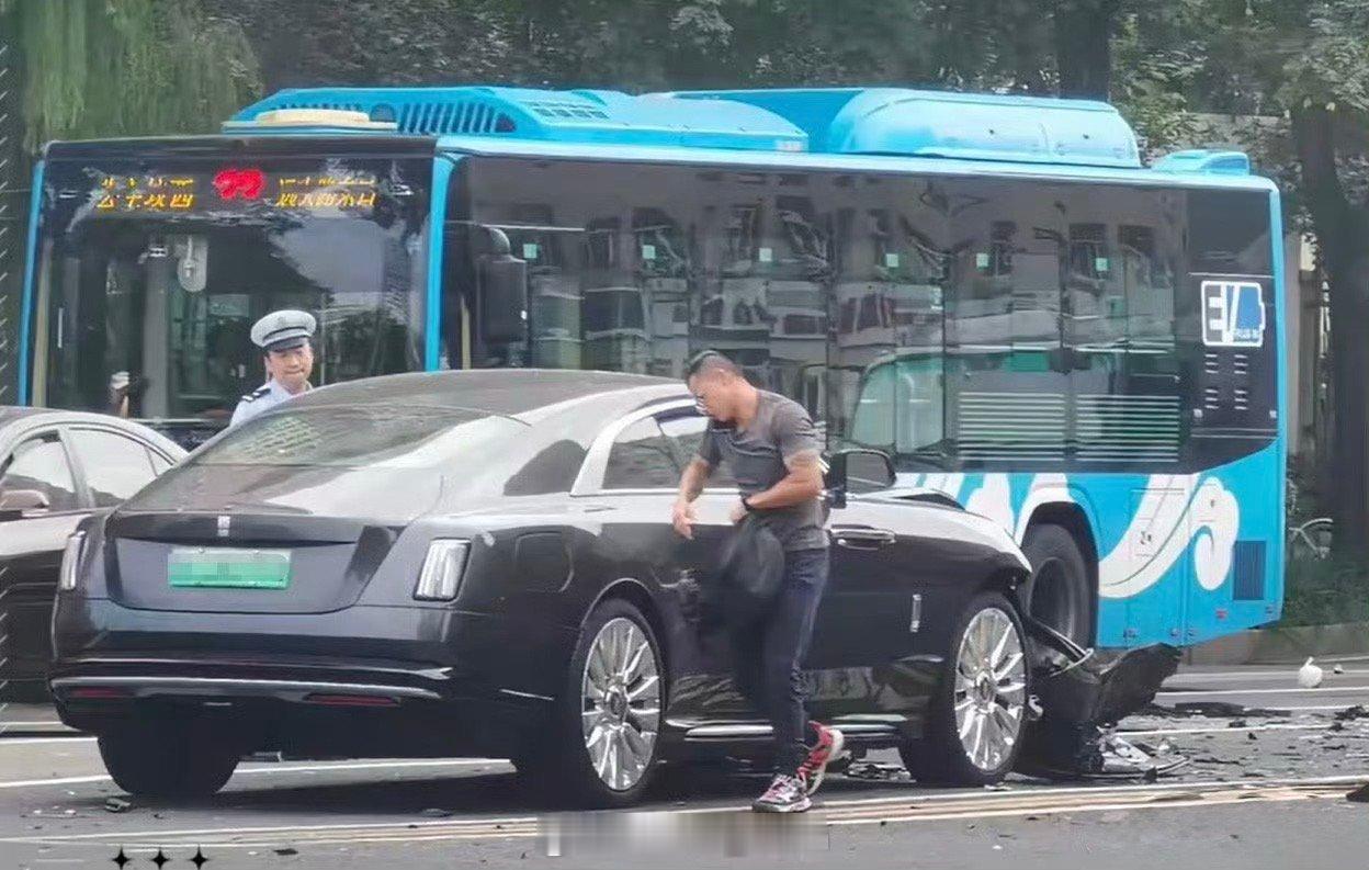 陈震闪灵 我的天好严重呀[跪了]怎么感觉是在逆行车道呀…这有没有还原事故发生情况