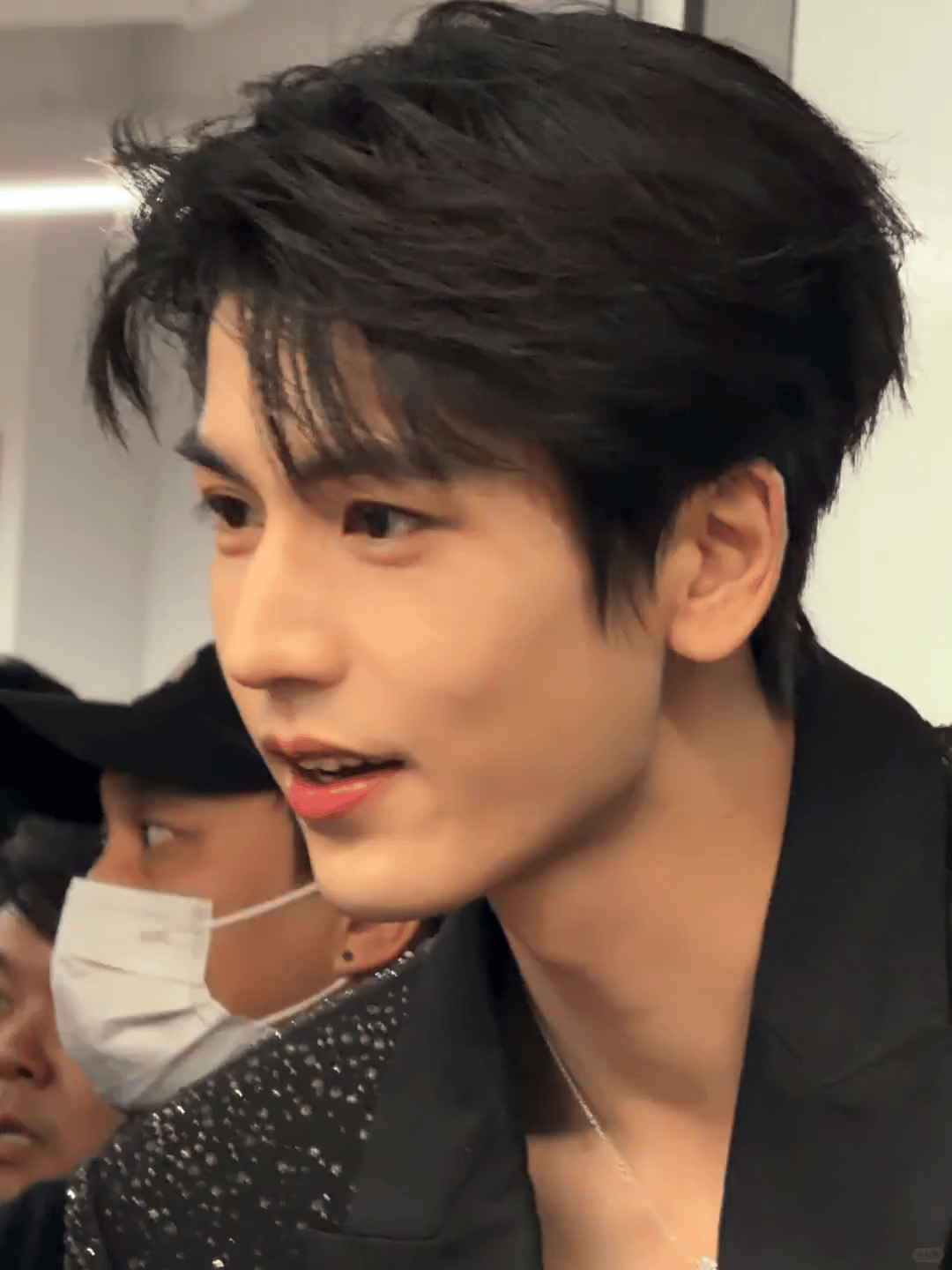 全方位各个角度展示凌赫的帅🤲🤲宙草来着…🥵张凌赫闪钻黑西装造型 ​​​