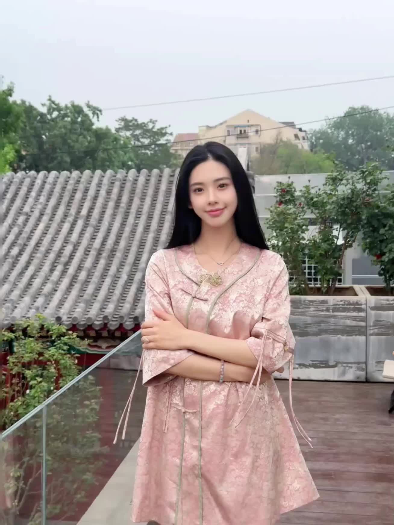 搬来北京大半年了 这里的春天是满天纷飞的柳絮