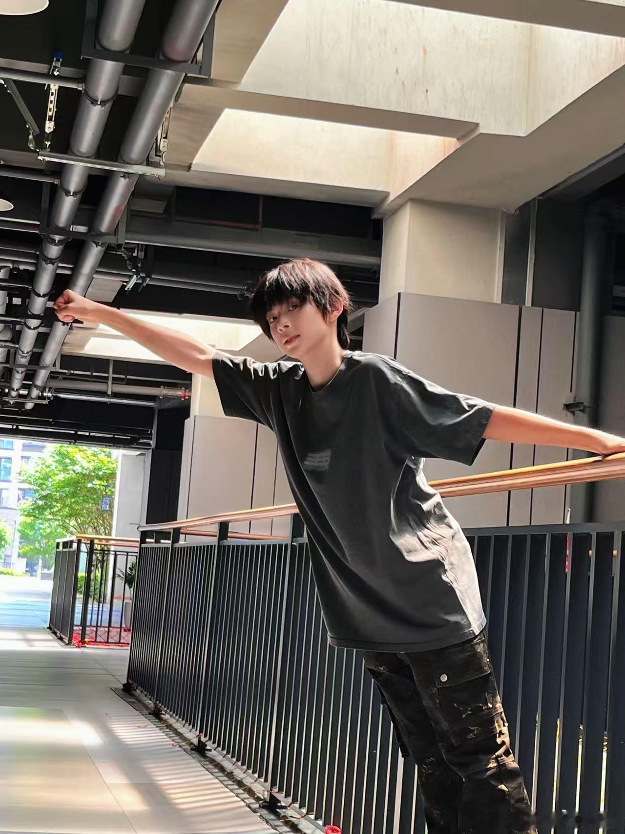 陈思罕镜头 锁定陈思罕镜头，能看出他对舞台百分百投入，沉稳又有硬实力，不怯场发挥