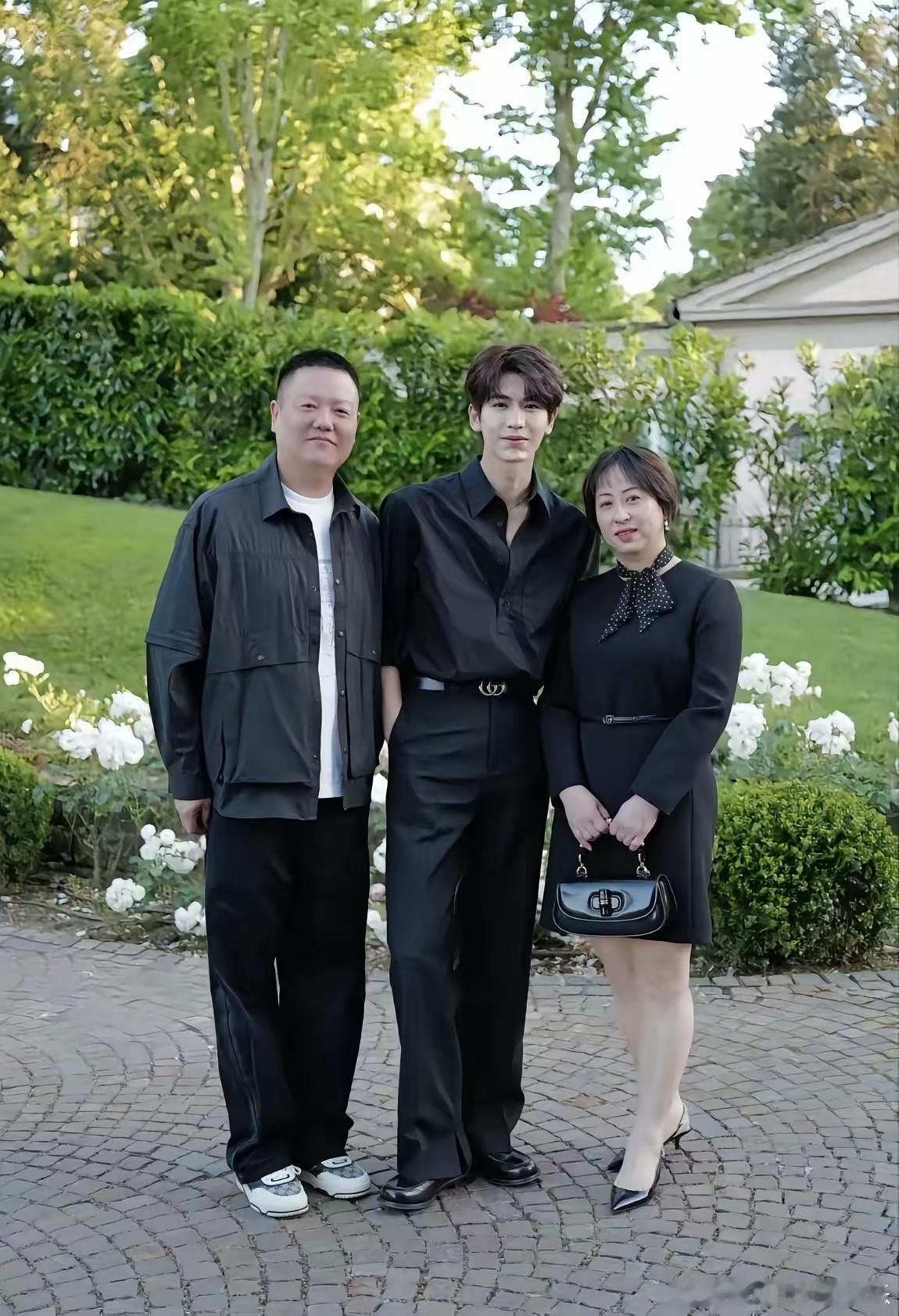 张凌赫妈妈晒与儿子合影，全家福首次曝光！有粉丝刷到张妈妈社交动态，就随手分享了这