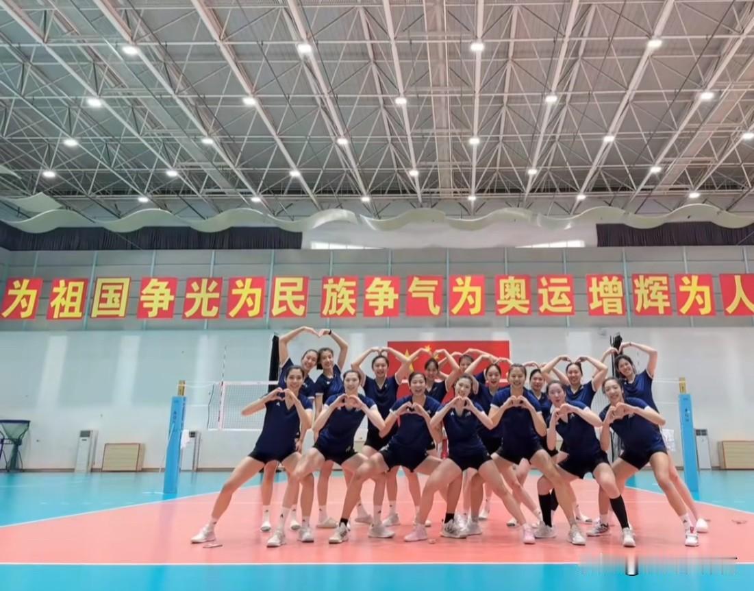 中国女排福建漳州集训杀青！这画风真的很活泼，很像我们年轻的中国女排！这大合照造型
