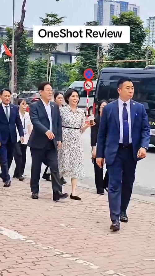 李在明穿西服与白衬衫，敞开领口的穿搭十分松弛；近日韩总统出访越南，这是他在出访期