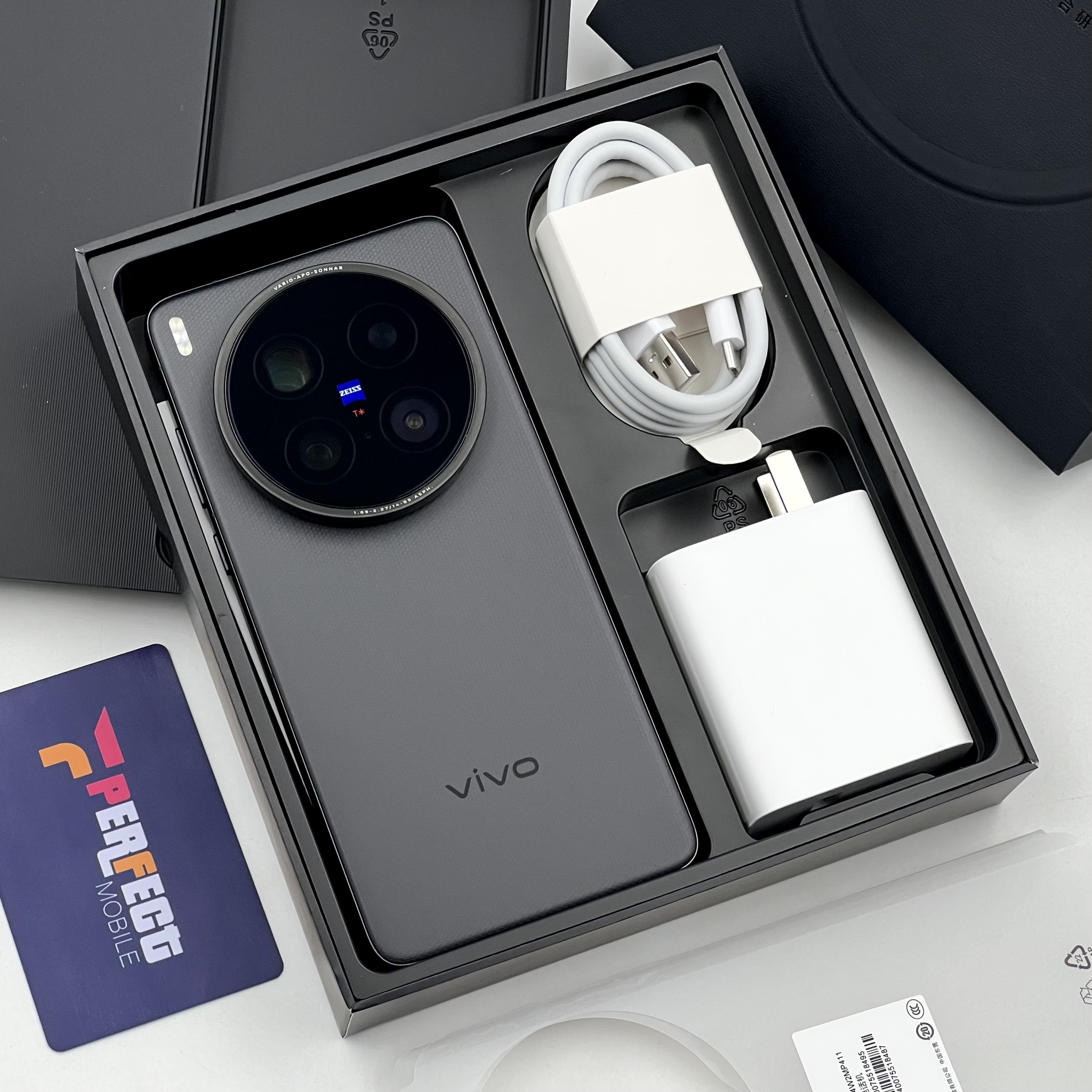 vivo X200 Ultra黑色款，说真的，颜值方面蓝厂妥妥的国产第一~viv