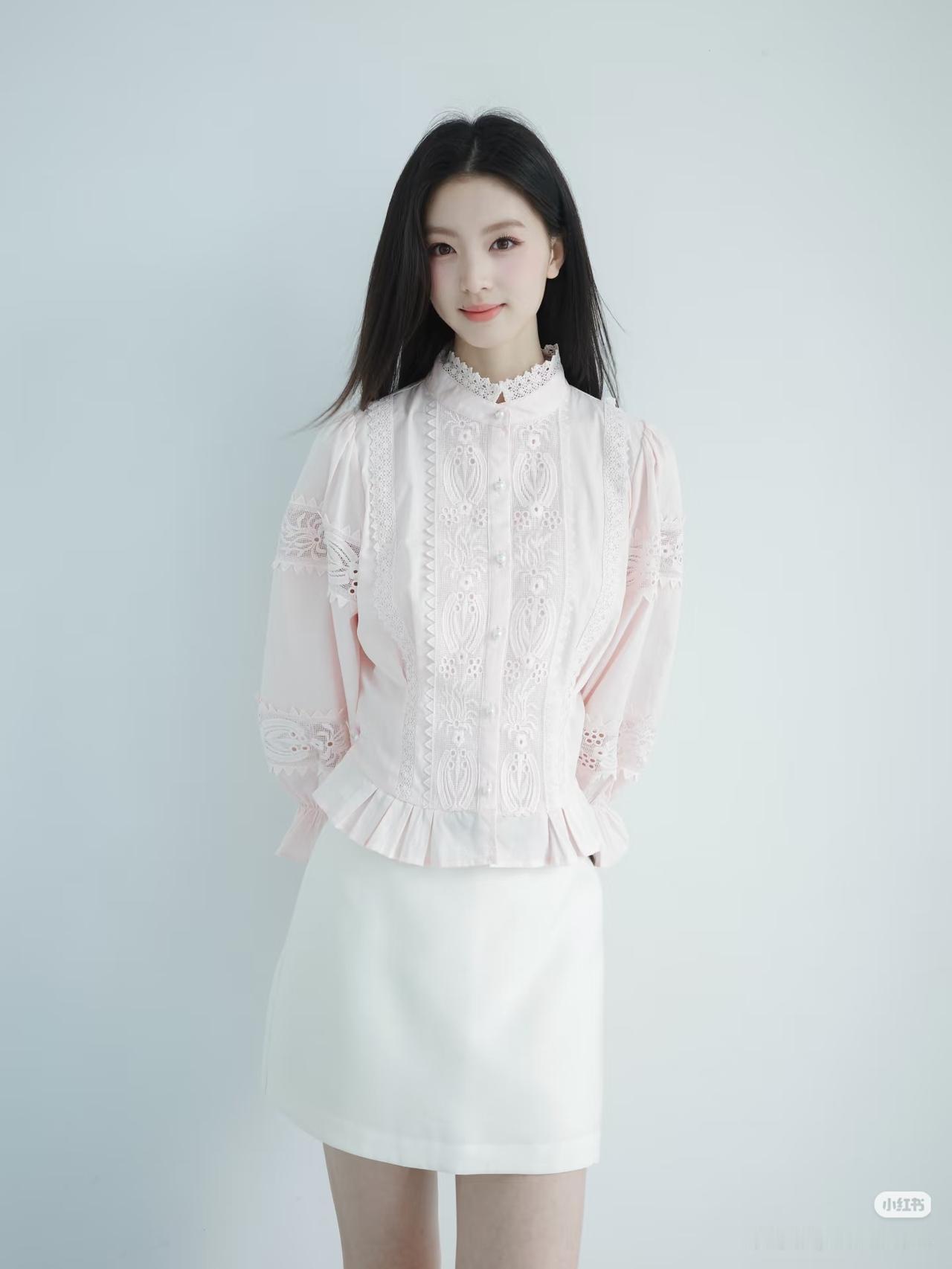 玉人如雪，花影自怜。