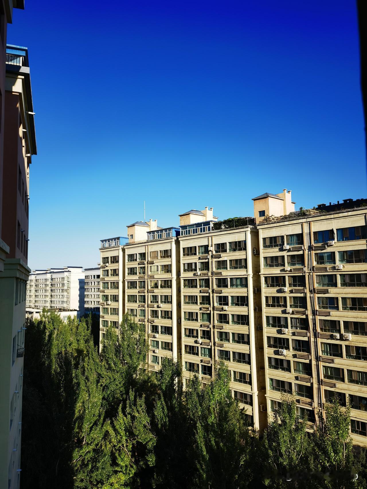 “秋老虎”本该热死牛，乌鲁木齐七夕清晨只有17℃！穿短袖都喊冷，难道是一夜入秋？