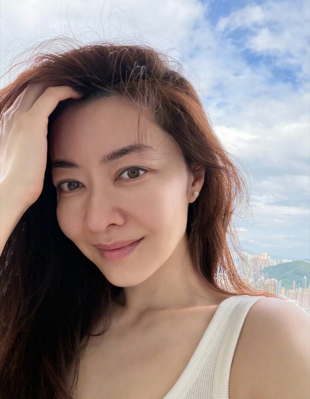 熊黛林双胞胎一个像爸爸一个像妈妈，两个小朋友很明显广东长相，爸爸基因太强大了 ​