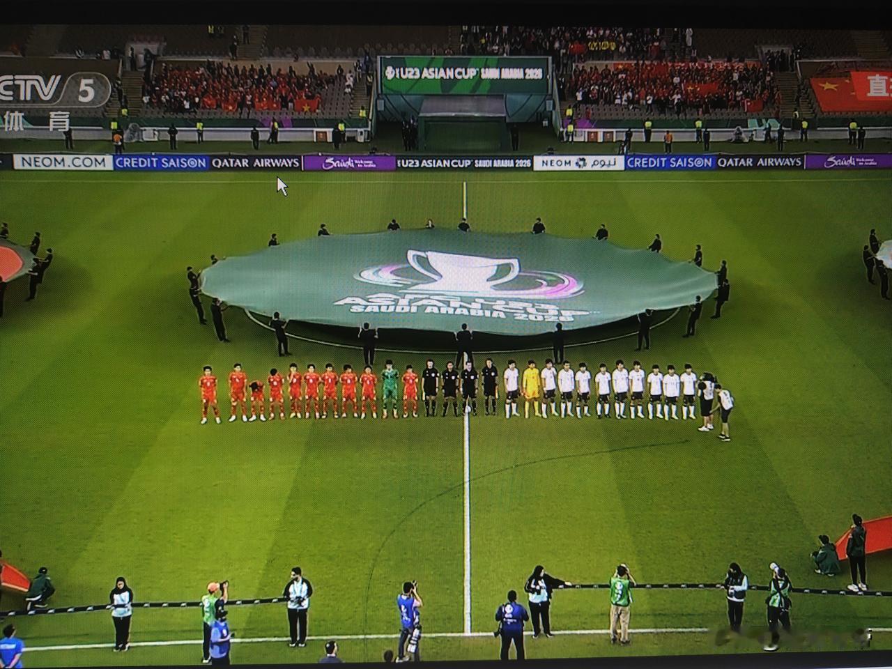 为什么国足没有穿红色秋衣，而让越南穿着红色秋衣？

中国红是国足的象征，但是今晚