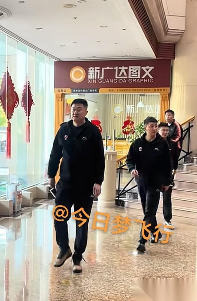 今早广东队拉队赛前训练，今晚残阵客战山东队！
今天上午9时，广东队离开下榻的山东