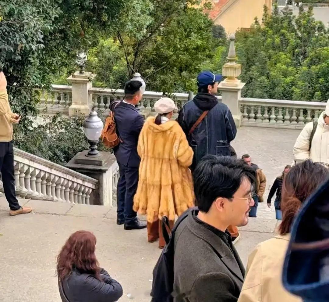 有网友在国外偶遇金莎和孙丞潇，这姐身上这件貂儿很好看，估计很贵吧！她前两天在冰岛
