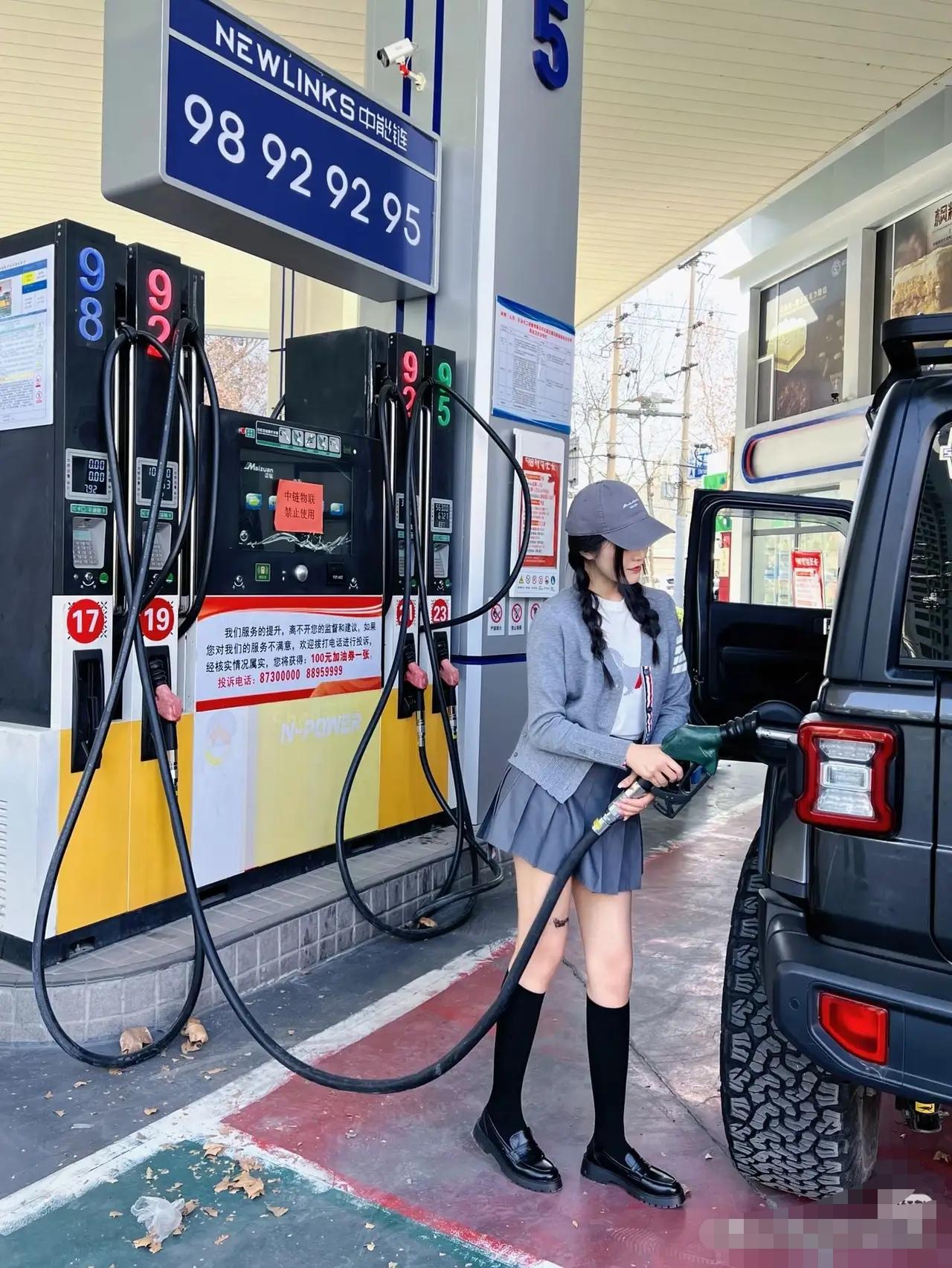 3月9日24时，国内油价迎来大幅上调！汽油每吨上调695元，柴油每吨上调670元