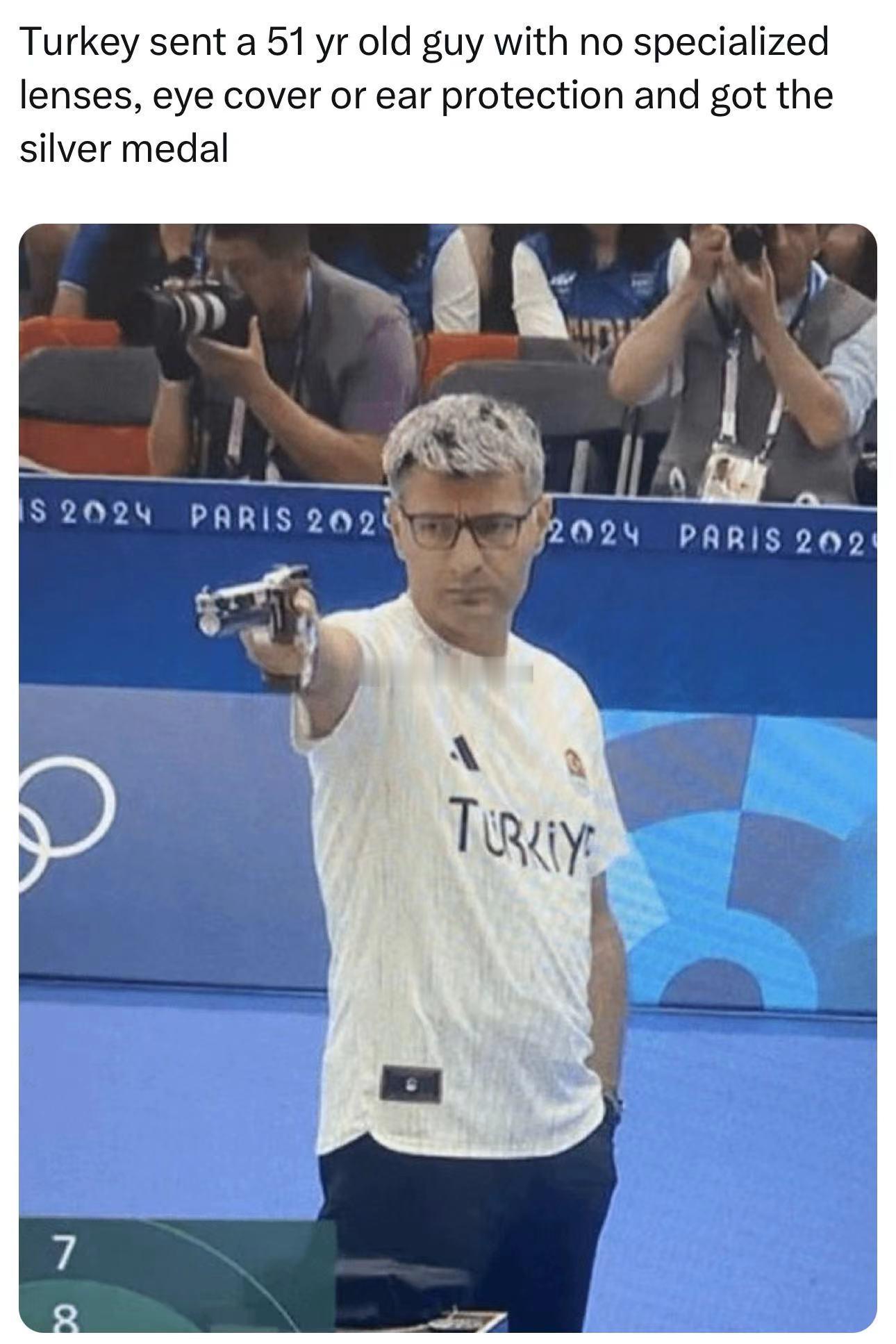 土耳其这个老哥猛，什么特殊眼镜都不带，上去咔咔一阵射，完了拿银牌，太特么的松弛感