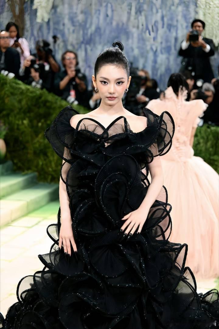 宁艺卓红毯慢镜头待遇不好？那就永接小宁宁这个待遇宁艺卓Met Gala活动待遇[