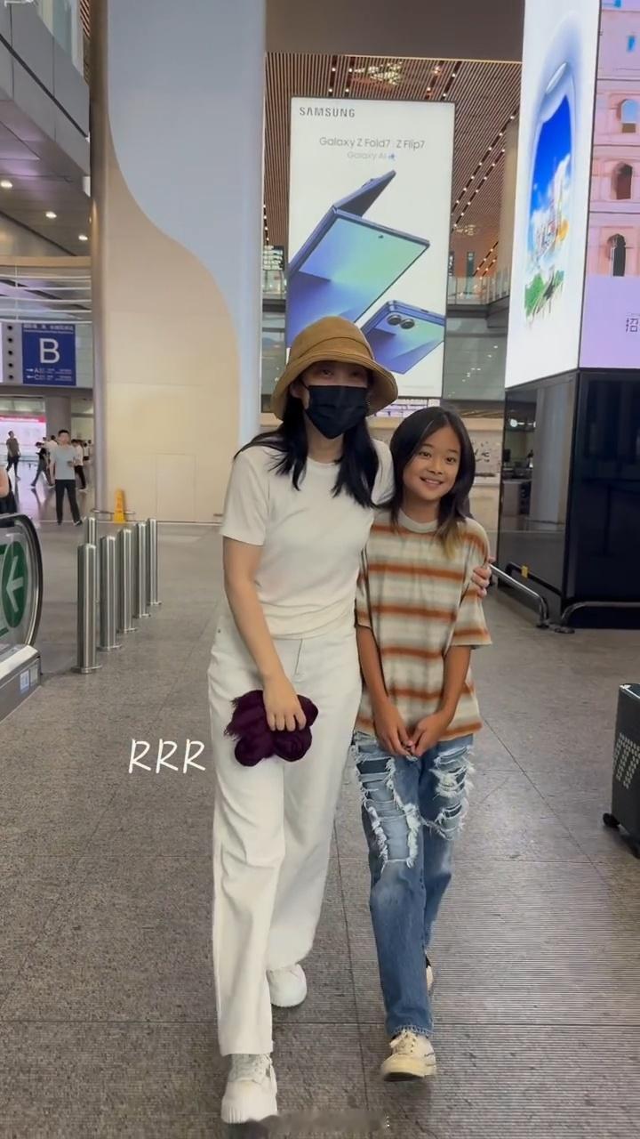 梅婷一家四口同框梅婷女儿长这么大了 快快都这么高了 ​​​