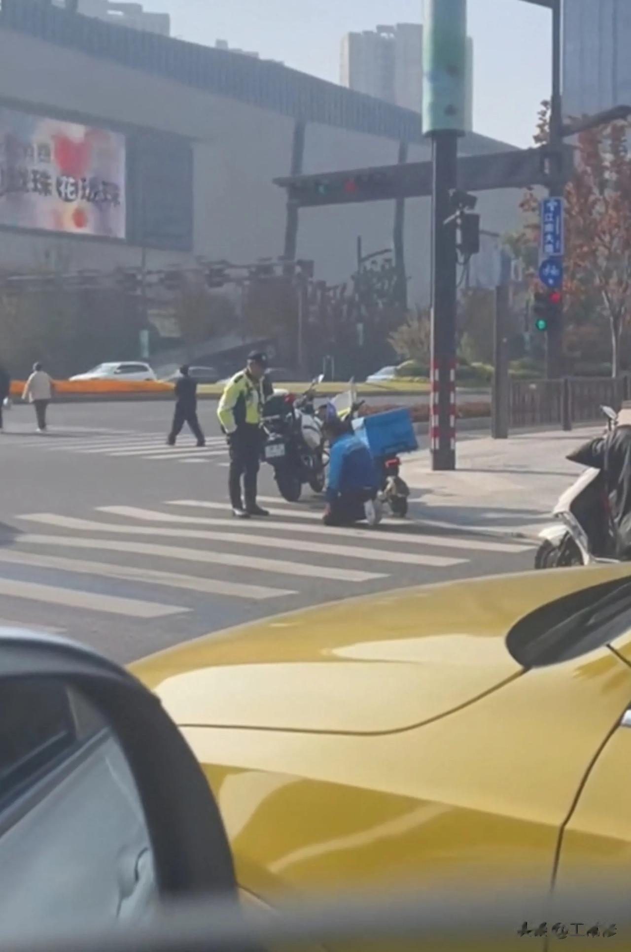 今天，“外卖小哥当街向交警下跪”的视频在网上疯传，并引起网民热议，小哥一句“我不