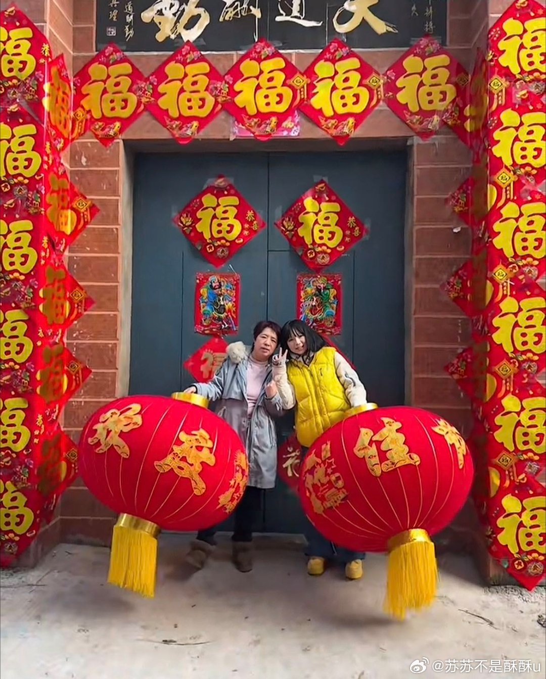 00后办事你就闹心吧贴对联主打一个随心所欲，管它左右平仄，先贴上再说！主打一个仪