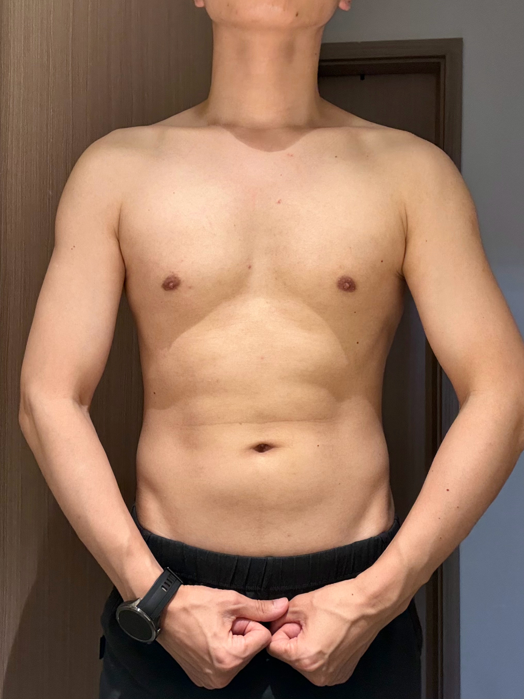 拍照的时候稍微往前倾斜，如图一，就会显得有倒三角了。照骗小技巧