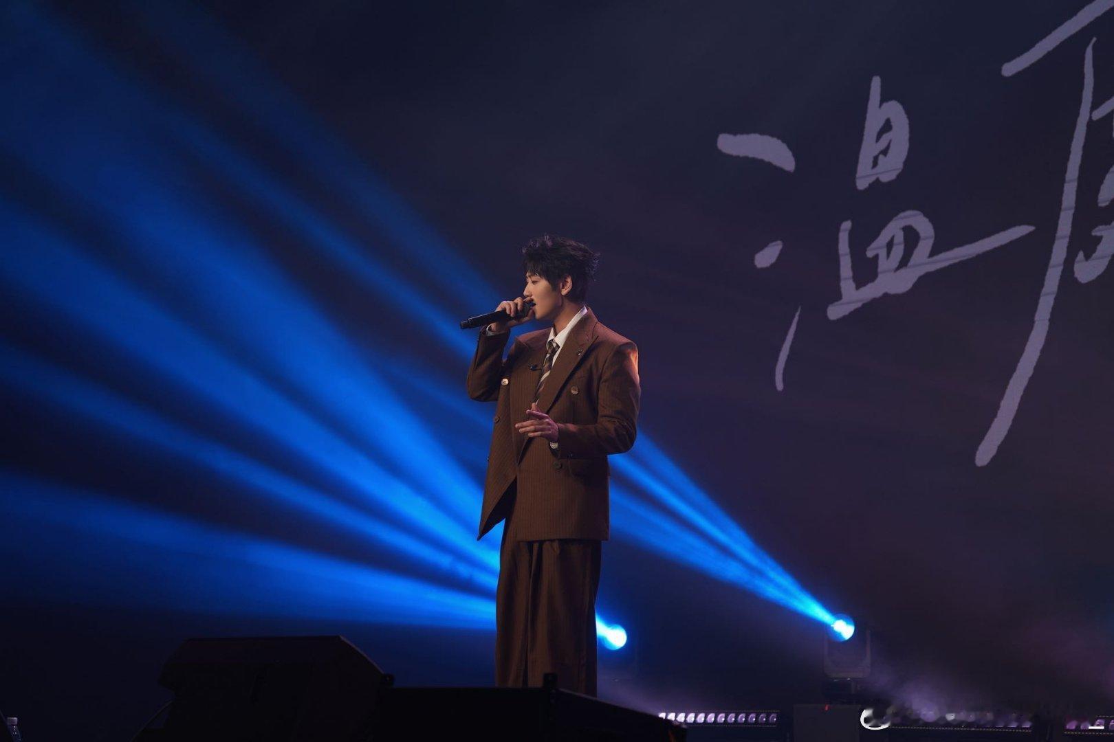崔雨鑫出道九周年见面会九周年啦！我们见证了一个少年满怀热血地不断成长，最终站在属