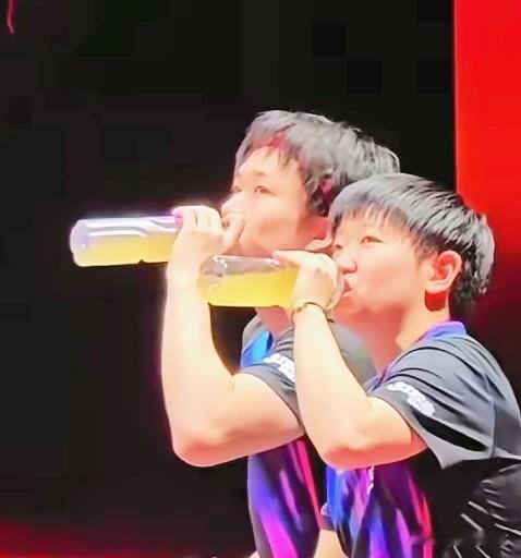 我去！伦敦世乒赛又出新规了！
无论是运动员，
还是观众，
都不允许喝塑料瓶装水了