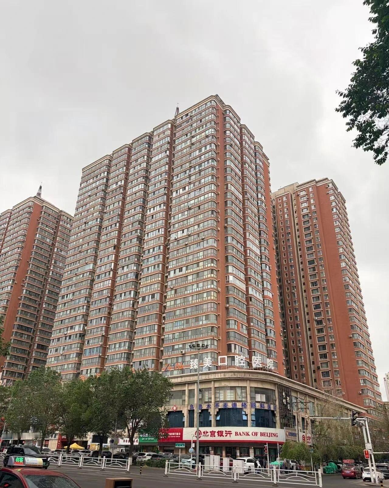 想不到地广人稀的新疆，竟然也有这么高密度的住宅，这种“筒子楼”也应该是全疆唯一的