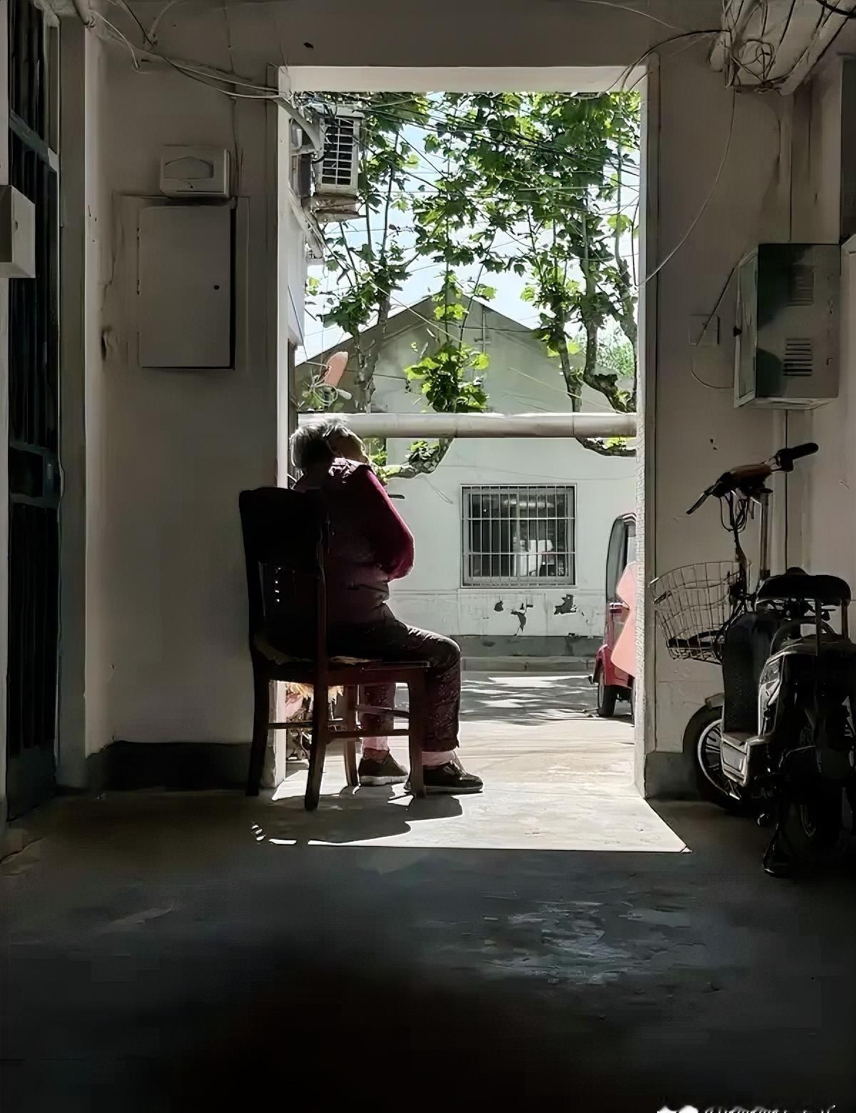 独居老人最怕啥？
不是孤单，是病倒了没人知道。
半夜突然晕倒，连个呼救的人都没有