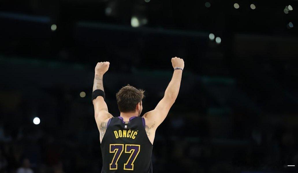 东契奇再度加冕NBA常规赛得分王东契奇赛季表现：场均33.5分荣膺得分王，出场不