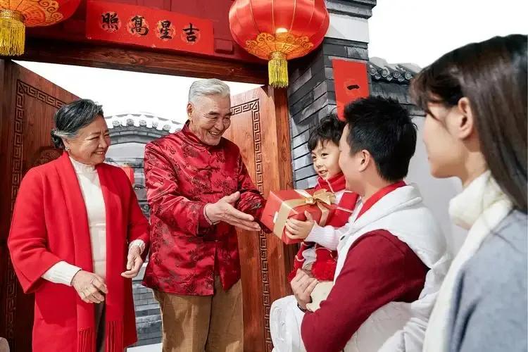 发现没有？过去哪种逢年过节单位出动几组慰问老干部的情况很少见了。
每年腊月，原单