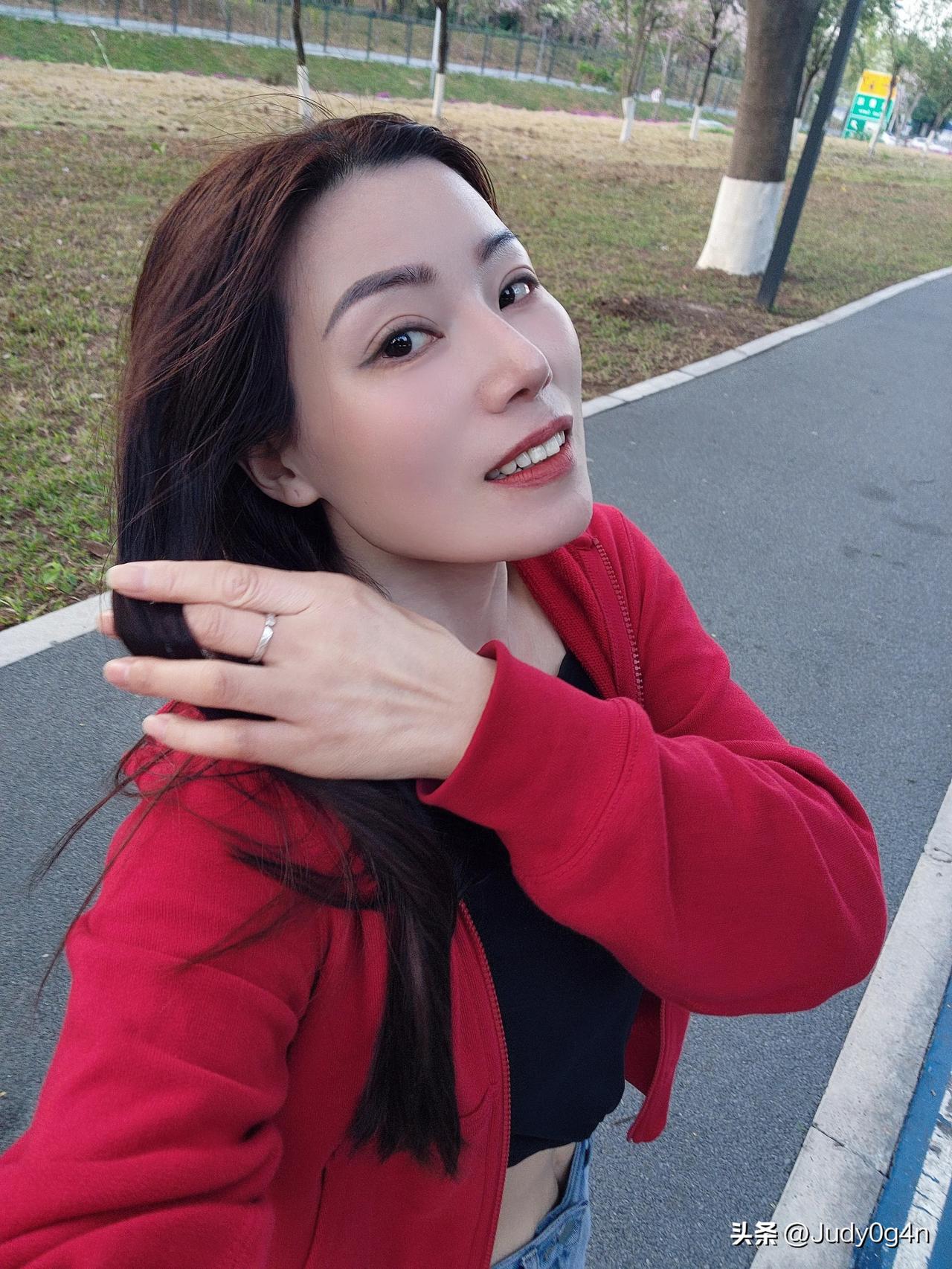 阳光洒满小径，微风带着甜意，人生百味，随心、随喜、随缘走。路上的风景感悟 淡然才