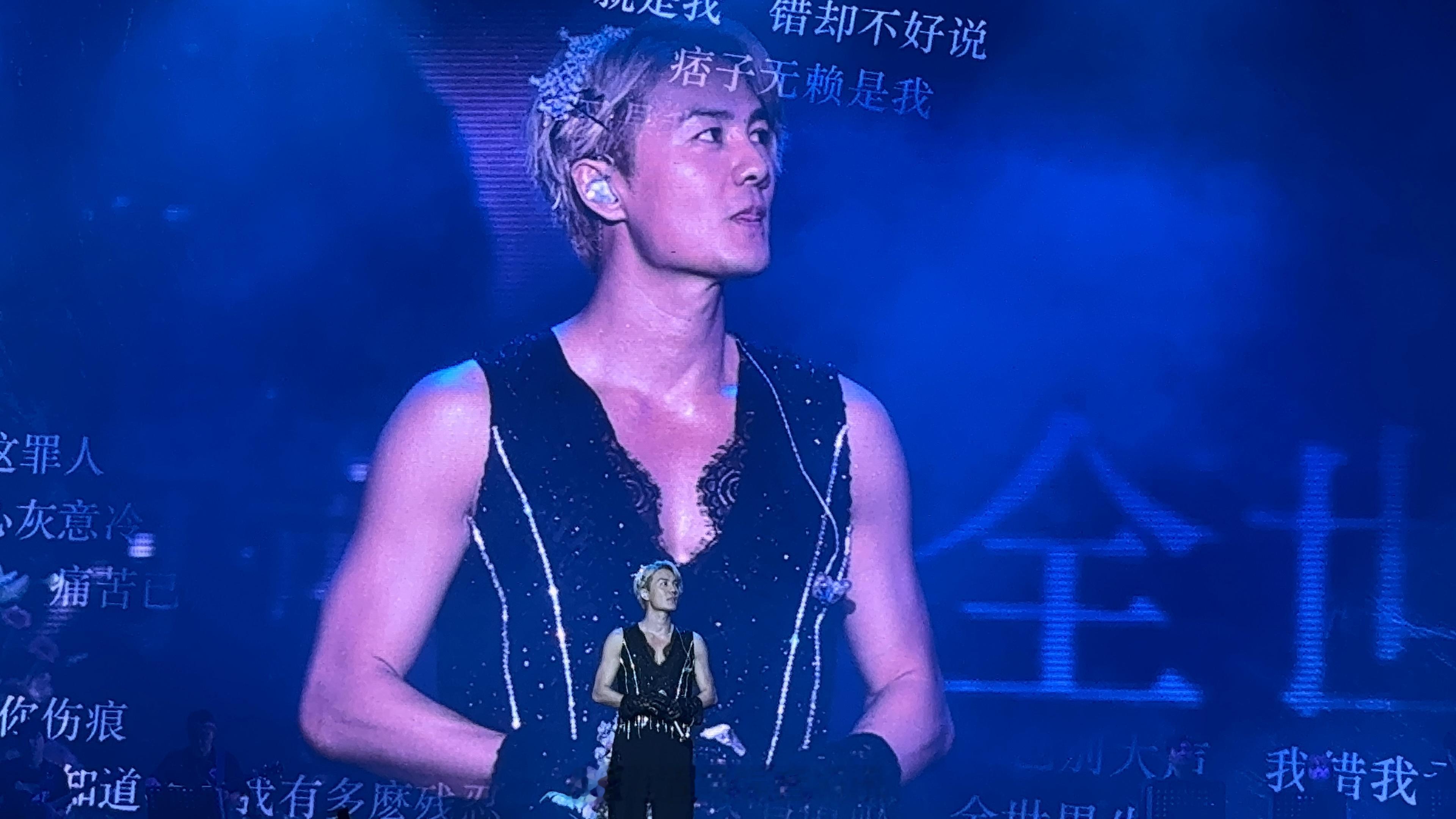 #吴克群演唱会黑婚纱变身在逃新郎# 哇哦，克群哥这是要上演什么大戏啊？穿着黑婚纱