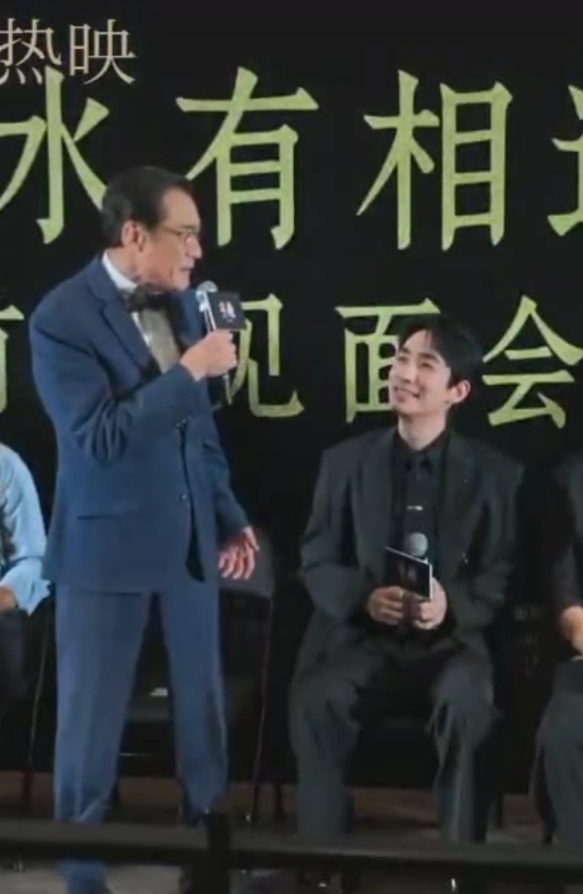 辉哥你突然站起来给我们强强吓一跳哈哈哈哈哈哈哈哈哈哈哈哈哈 
