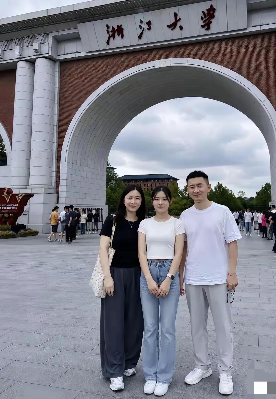 考上浙大，现在条件好的家庭一家人未免要提前去学校帮助孩子熟悉情况，便于孩子这几年