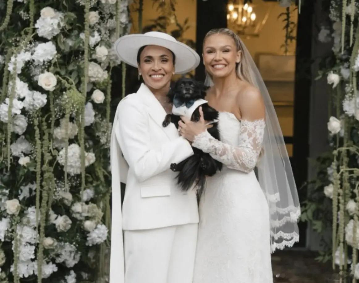 39岁女足巨星玛塔正式完婚：一身白衣 妻子是28岁队友 已订婚5年外媒消息，39