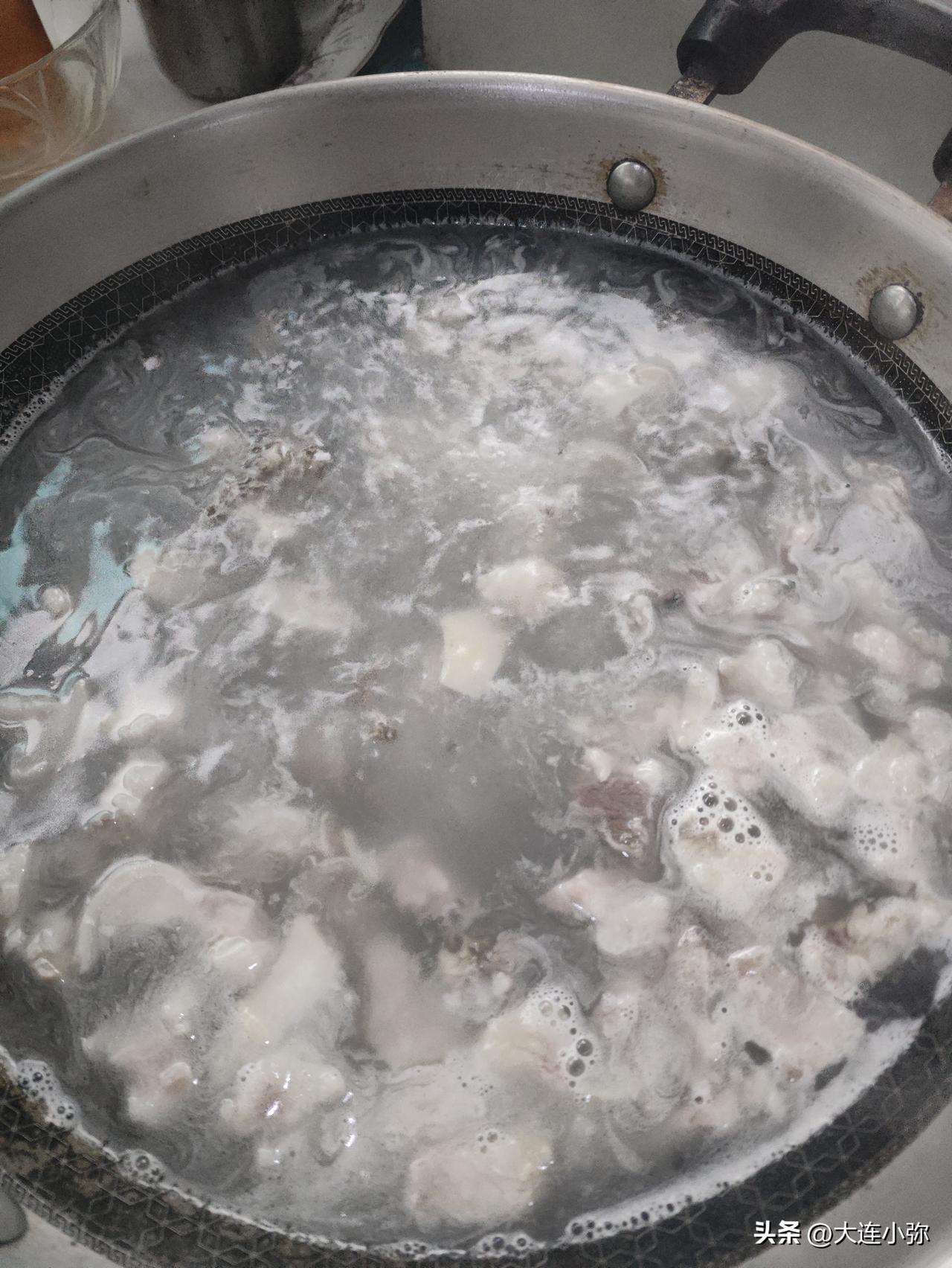 大连雨雾阴冷天救星：一锅羊脸汤，立马汗透，暖身暖胃！

前几天下雨又大雾，冷得人