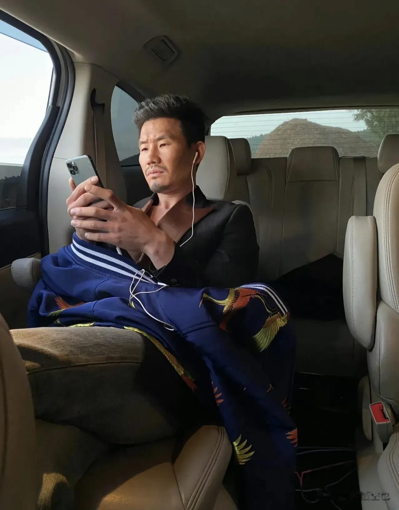 嘎子谢孟伟这些年卖酒赚了那么多钱，可是没想到他竟是这么节俭的一个人，手机外壳都碎