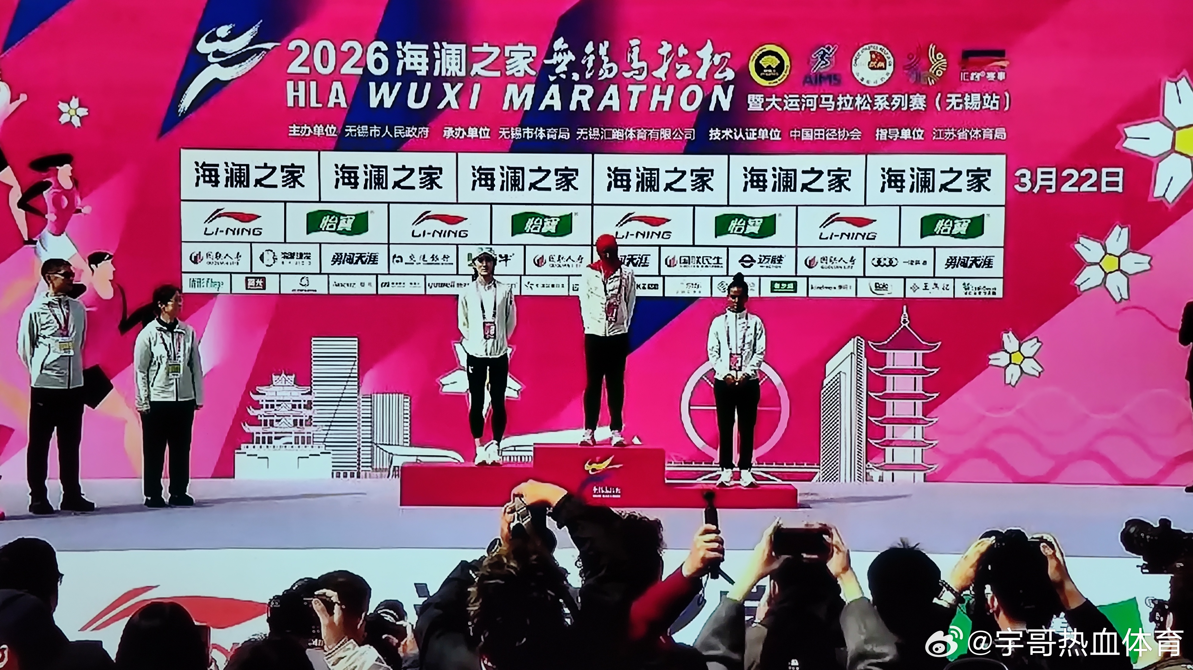 李美珍跑出2小时25分05秒，拿下女子组全场第二名，国内冠军，大幅度刷新个人最好