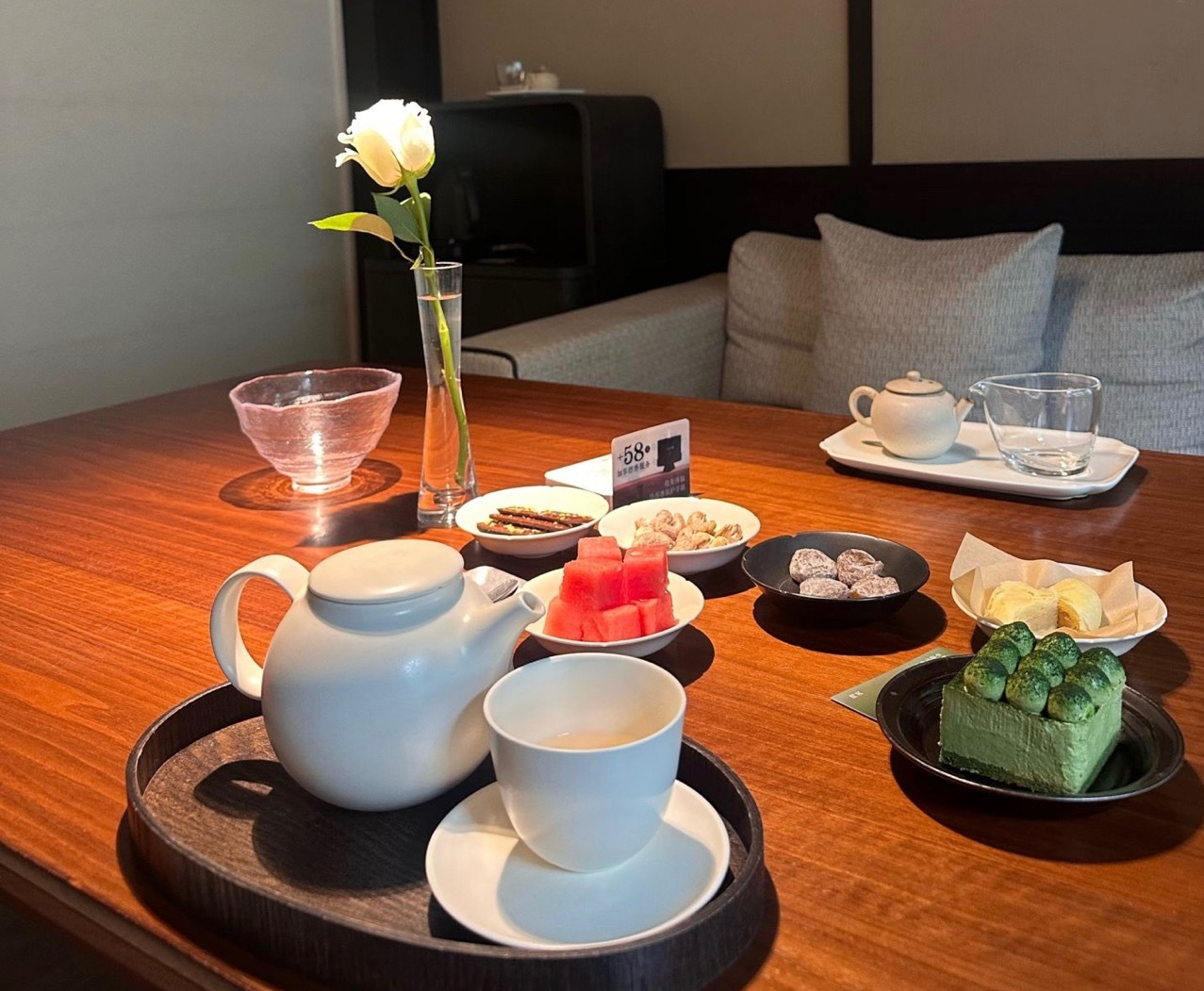 品茶赏器交友  人生的锚点，藏在工夫茶里。慢烹慢酌，举手投足，自有静心心流。 