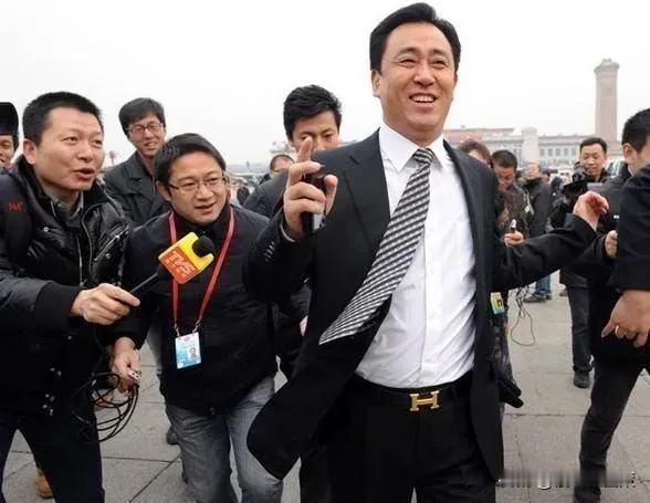2026年的许家印，
看向审判席，
脑海里浮现的，
会不会都是2012年自己的意