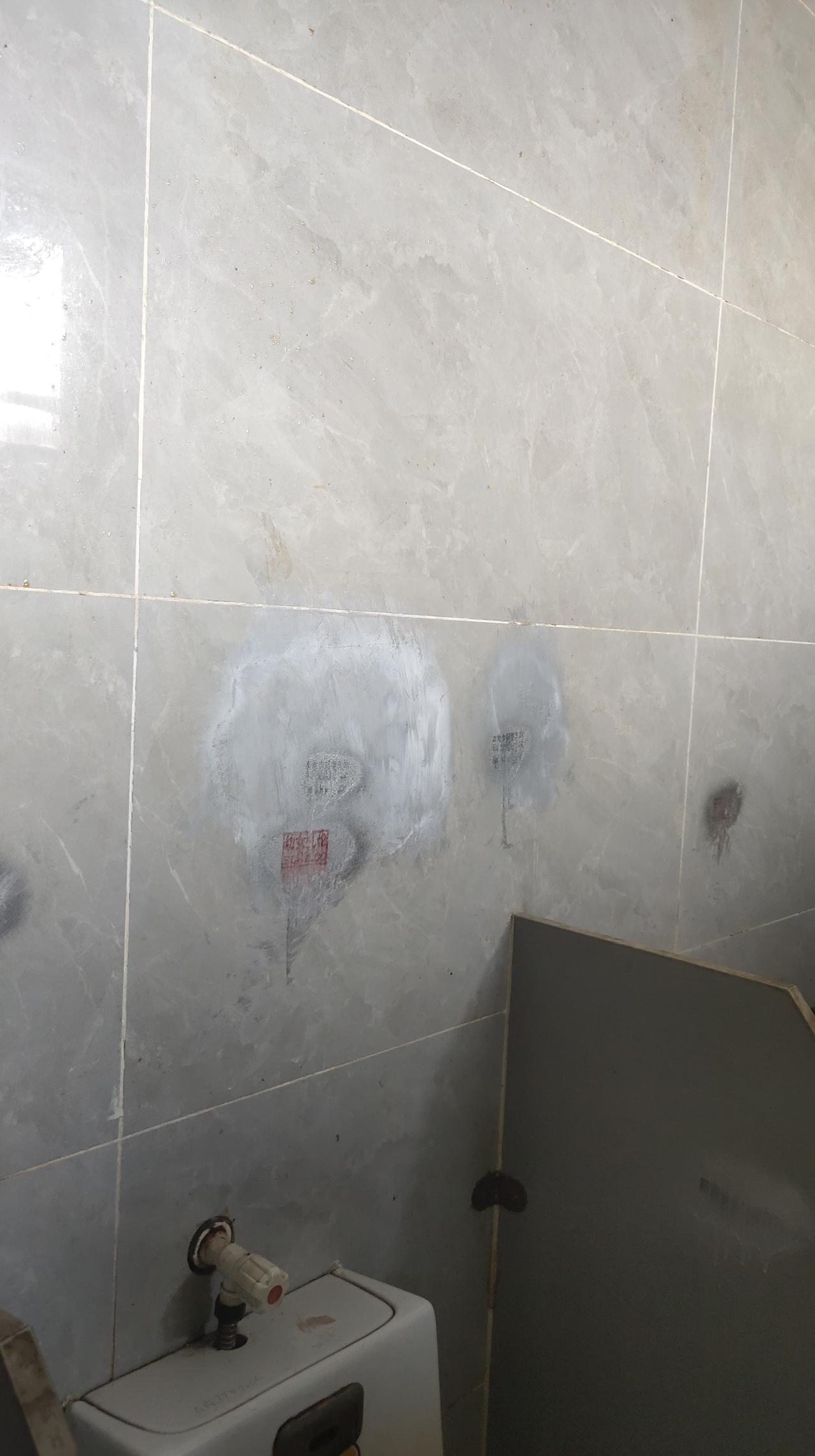 厕所里面黄色小广告就像牛皮癣那般顽固，怎么清都清不完。估计负责公共厕所卫生的人都