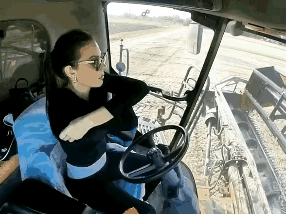 美女参加农业生产