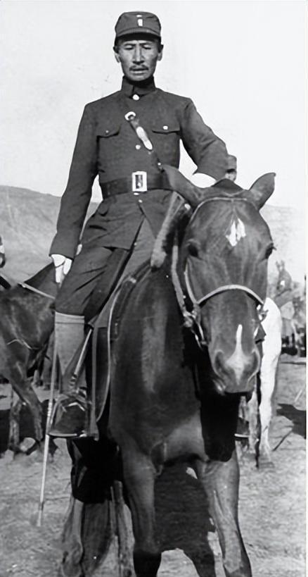 1932年2月，马占山宣布向日本投降，国内上下一片哗然，纷纷声讨他，然而在受降仪