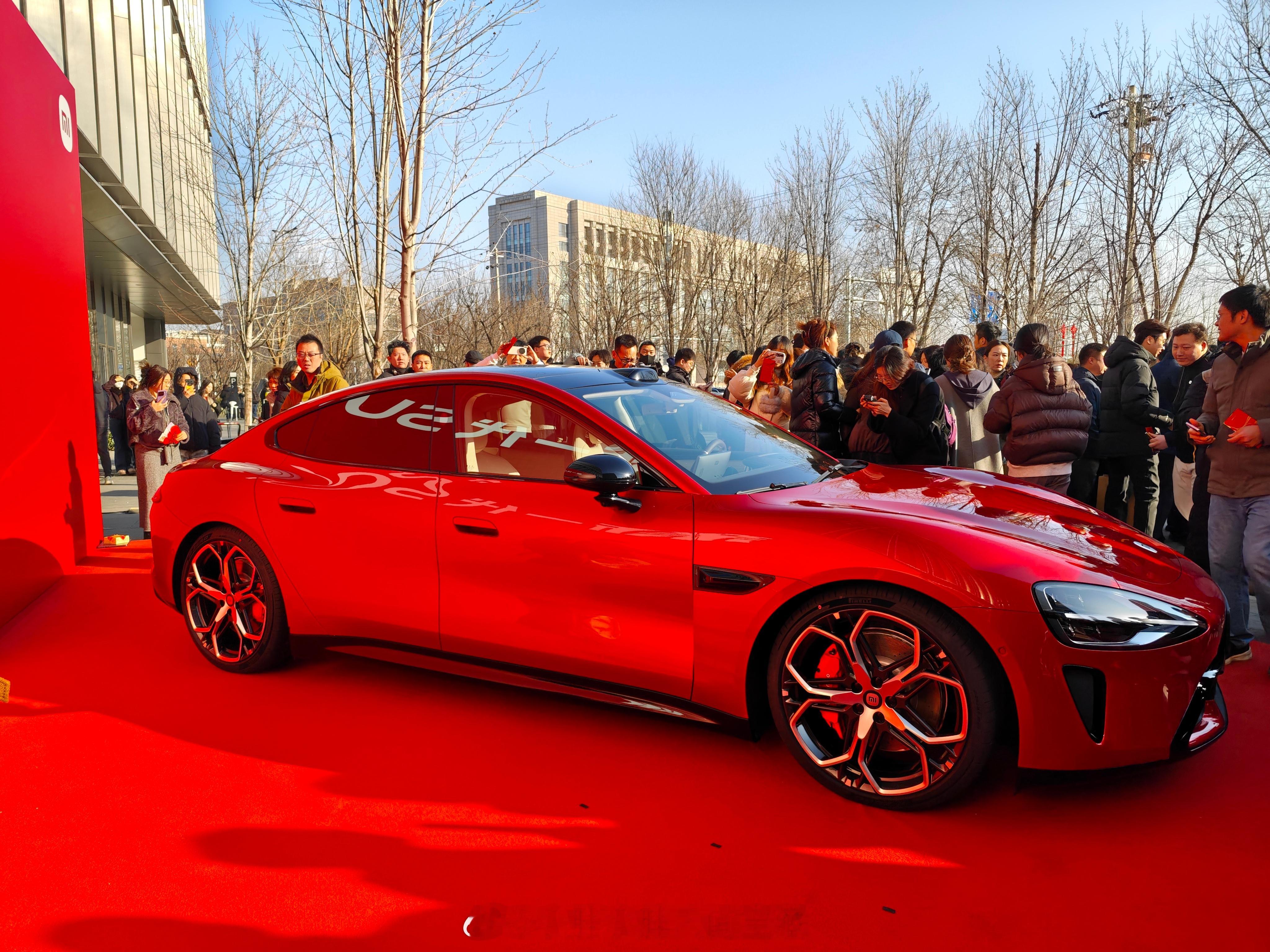 小米新一代SU7赤霞红，新年的第一抹正红色