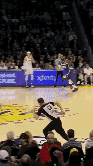 这大概是詹姆斯身崖最尴尬的一球了。
詹姆斯在半场接球后，使用了成名技，八步赶蝉，