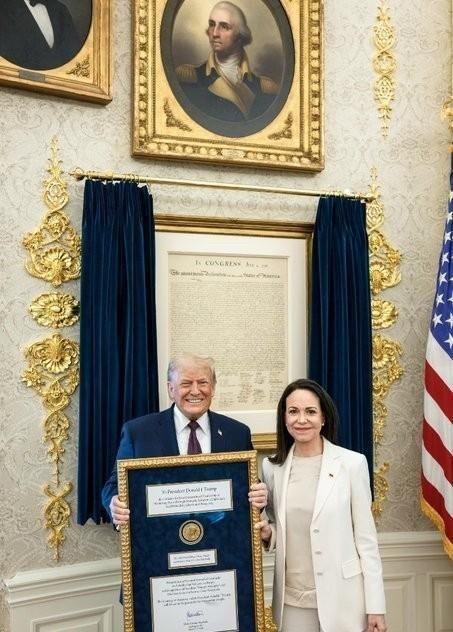 特朗普说了句掏心窝子的话。有记者问他：为什么选择与（委内瑞拉代总统）德尔西·罗德